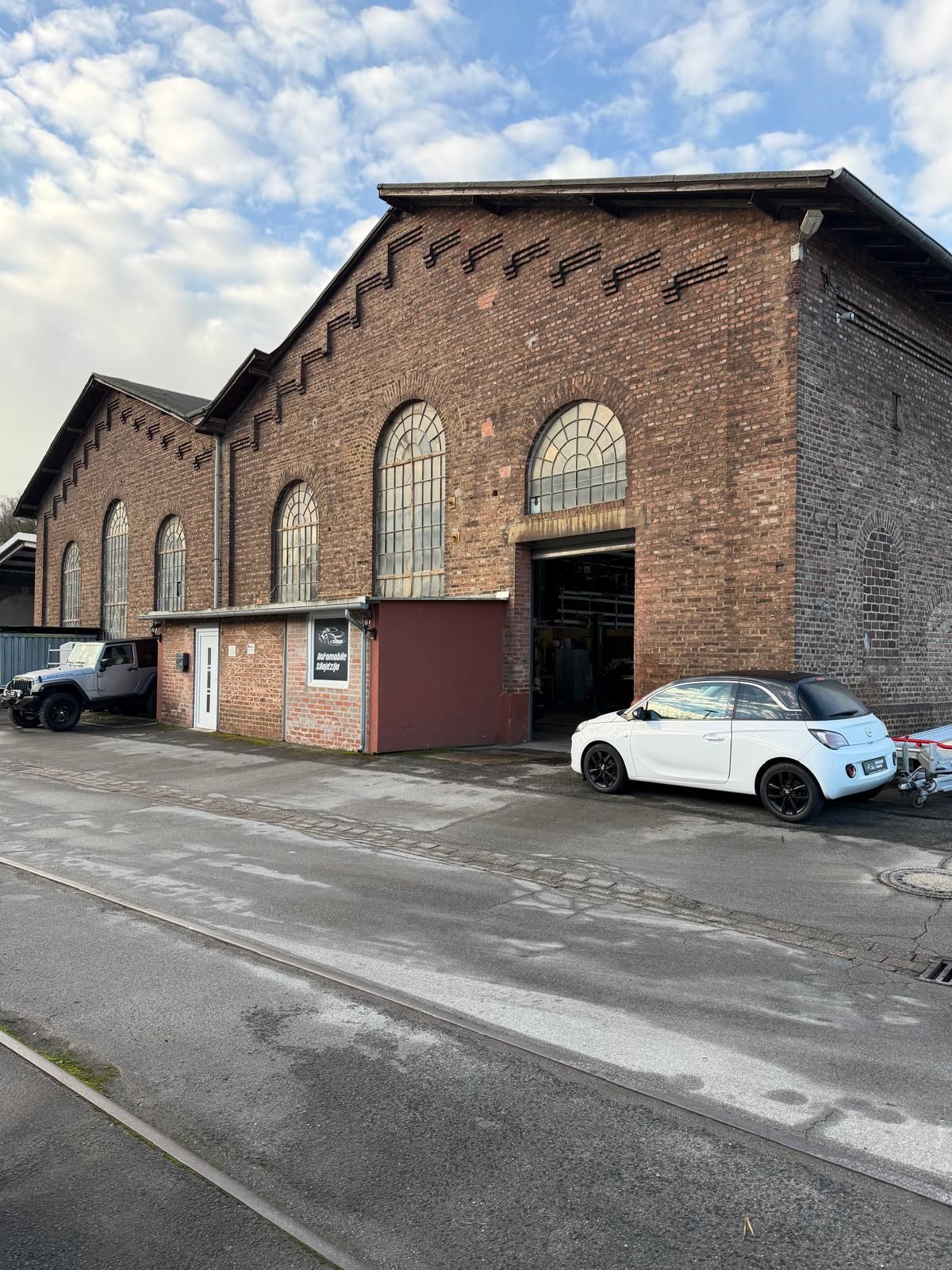 Halle von Automobile Silajdzija in Velbert, Außenansicht